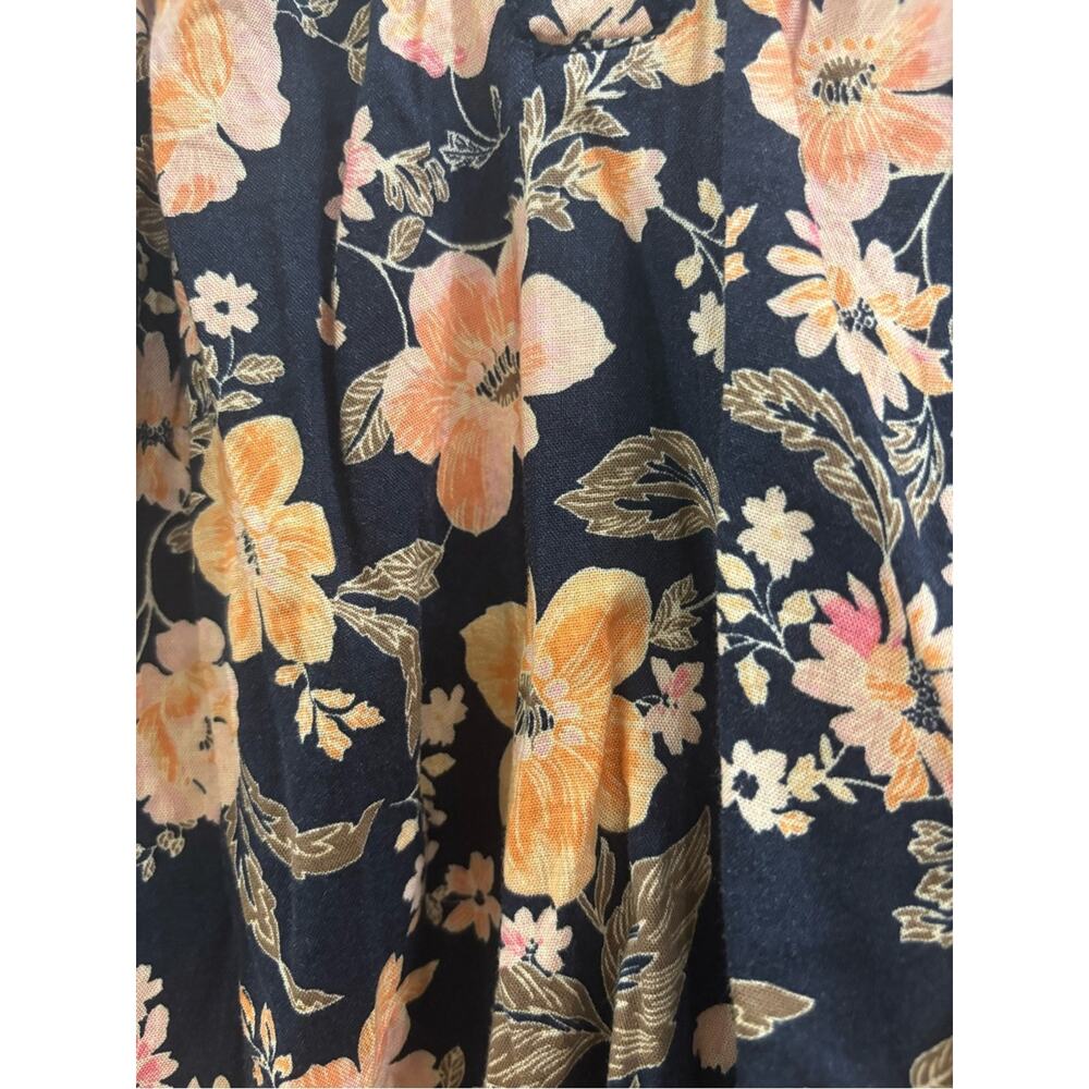 Old Navy Navy Floral Flutter V-Neck Blouse - Picture 4 of 6